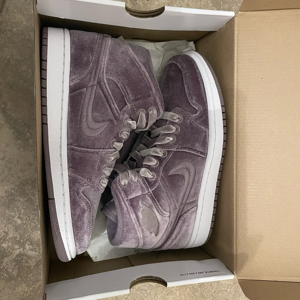 Jordan 1 Mid (Women’s) 6.5 - NEW